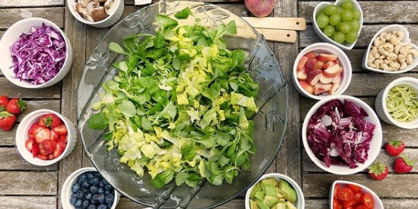 Préparer une salade facilement.